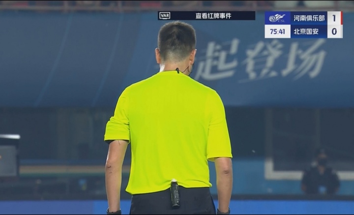 王刚无球状态下击打卡多索面部，主裁判看过VAR后处以黄牌警告